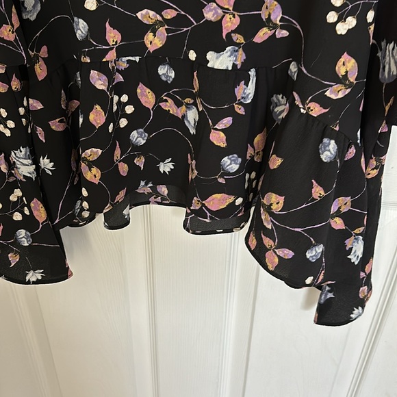 Gibson flowy blouse. size M. black with flowered design. - Picture 7 of 11